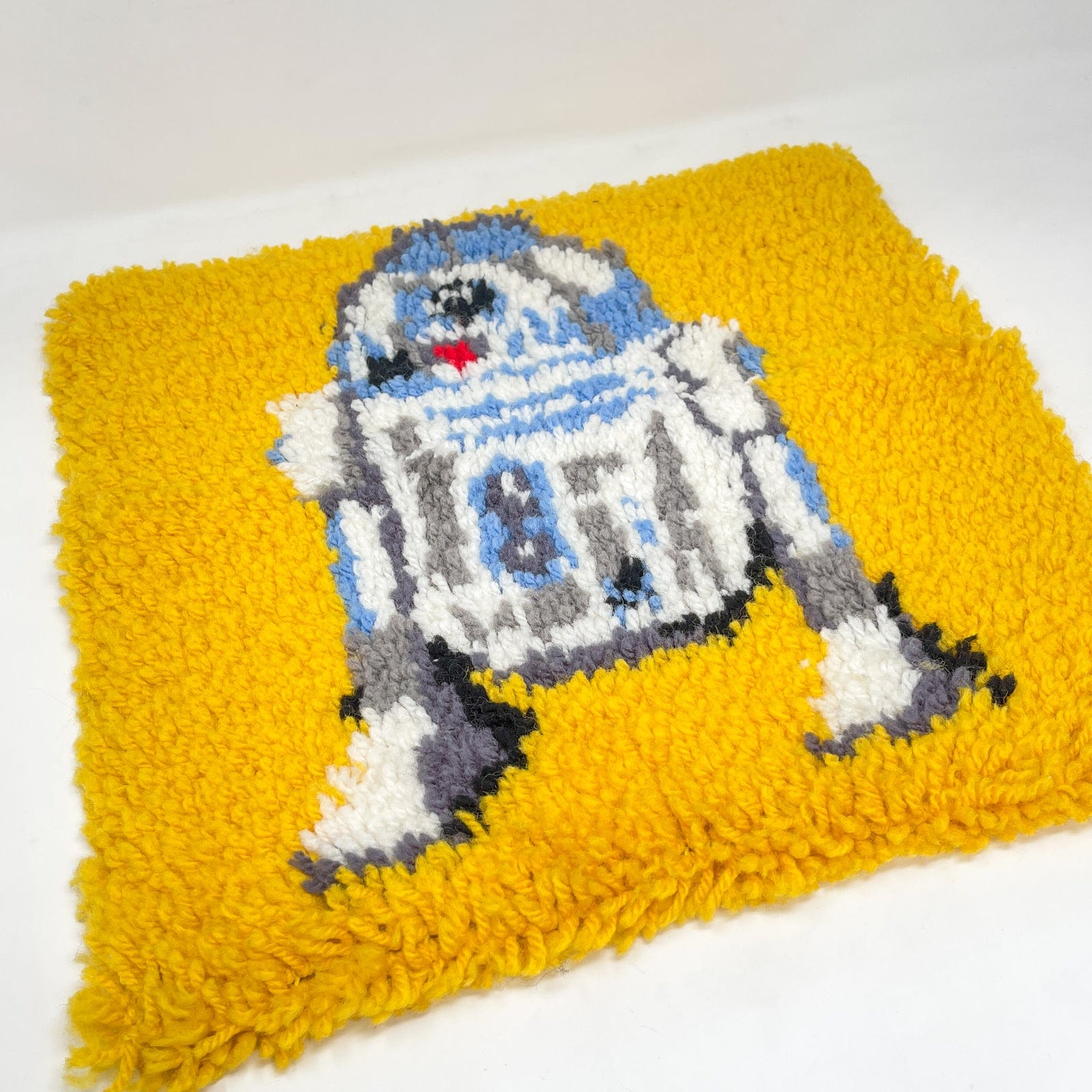 Vintage Lee Ward Star Wars Non-Toy R2-D2 Latch & Hook Rug