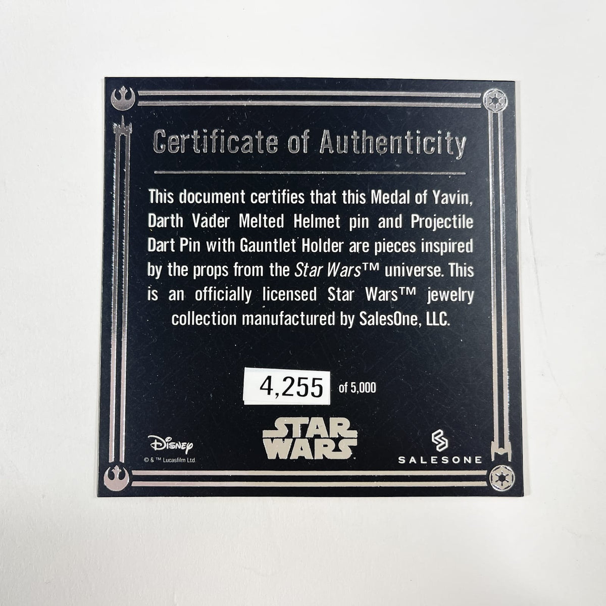 Vintage SIDESHOW Star Wars Statues & Busts Star Wars Force Pack: Medal of Yavin, Darth Vader Melted Helmet Pin and Boba Fett Gauntlet (2020)